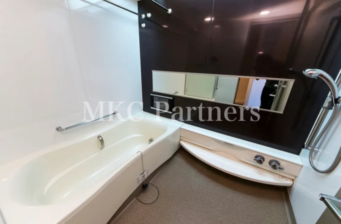 HF Shirokane Takanawa Residence - Interior - ["Plumbing fixture", "Tap", "Bathtub"]