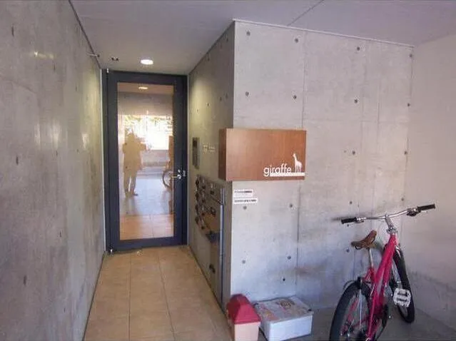 Giraffe - Exterior - ["Property", "Room", "Wall"]