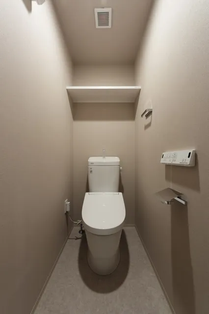 El Sereno Yokohama - Interior - ["Toilet seat", "Toilet", "Flooring"]