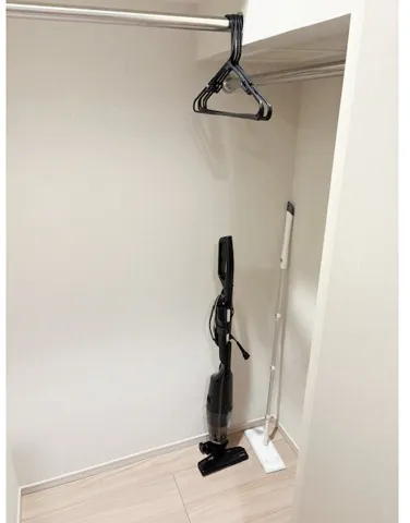 Makes Design Shiba Park - Interior - ["Hardwood", "Clothes hanger", "Wood flooring"]