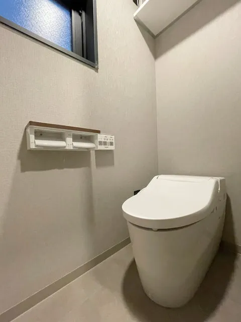Destino Residencia Arakawa - Interior - ["Toilet seat", "Plumbing fixture", "Toilet"]