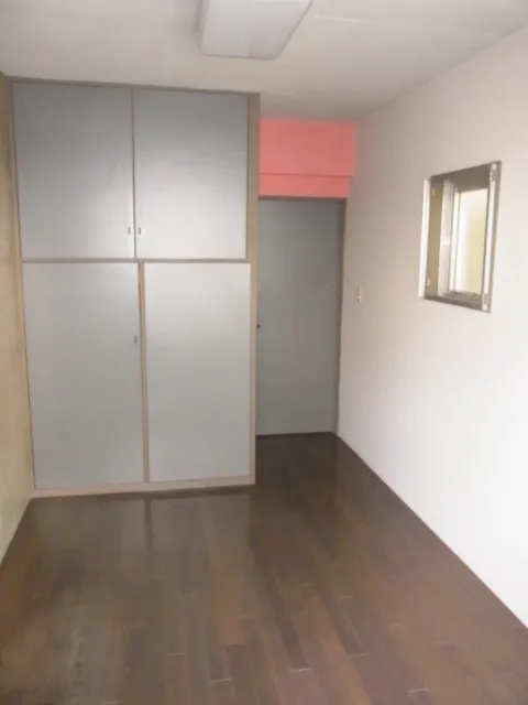 Safe 17 - Interior - ["Flooring", "Floor", "Wood"]
