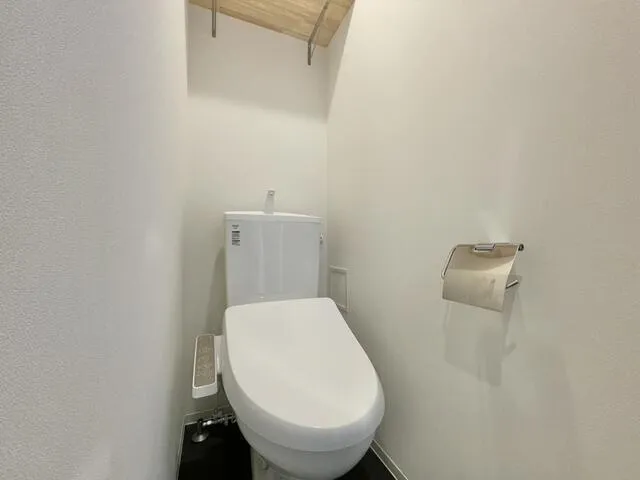 Trias116 - Interior - ["Toilet seat", "Toilet", "Bathroom"]