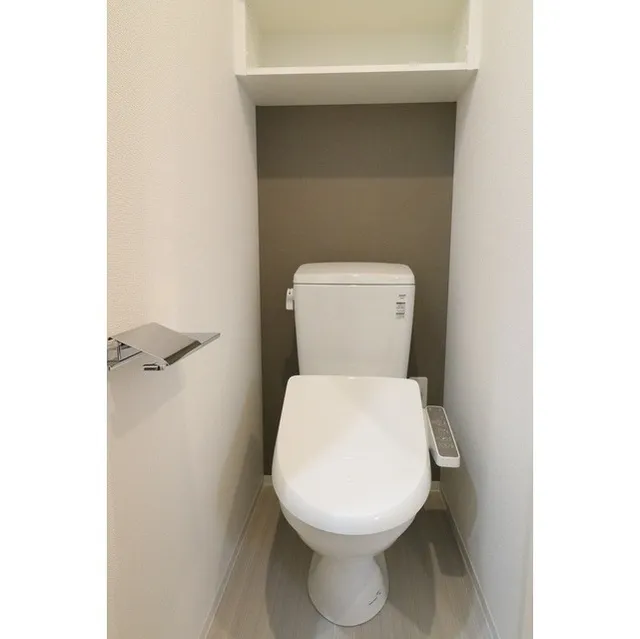 Comforia Sakura Josui - Interior - ["Toilet", "Toilet seat", "Plumbing fixture"]