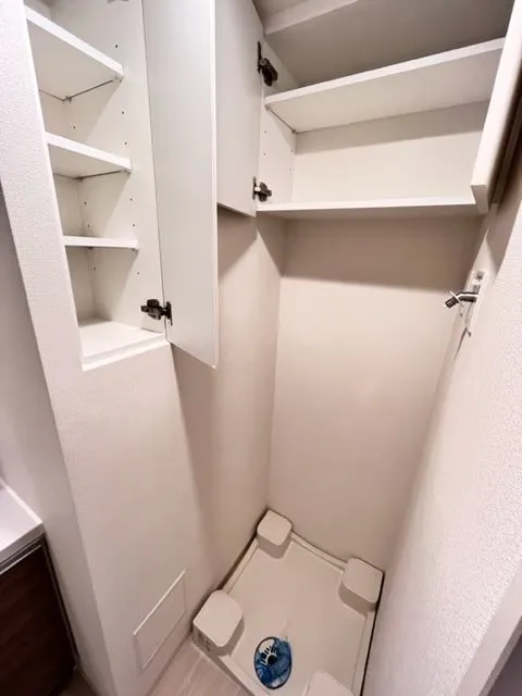 Residia Sangenjaya III - Interior - ["Shelving", "Window", "Material property"]