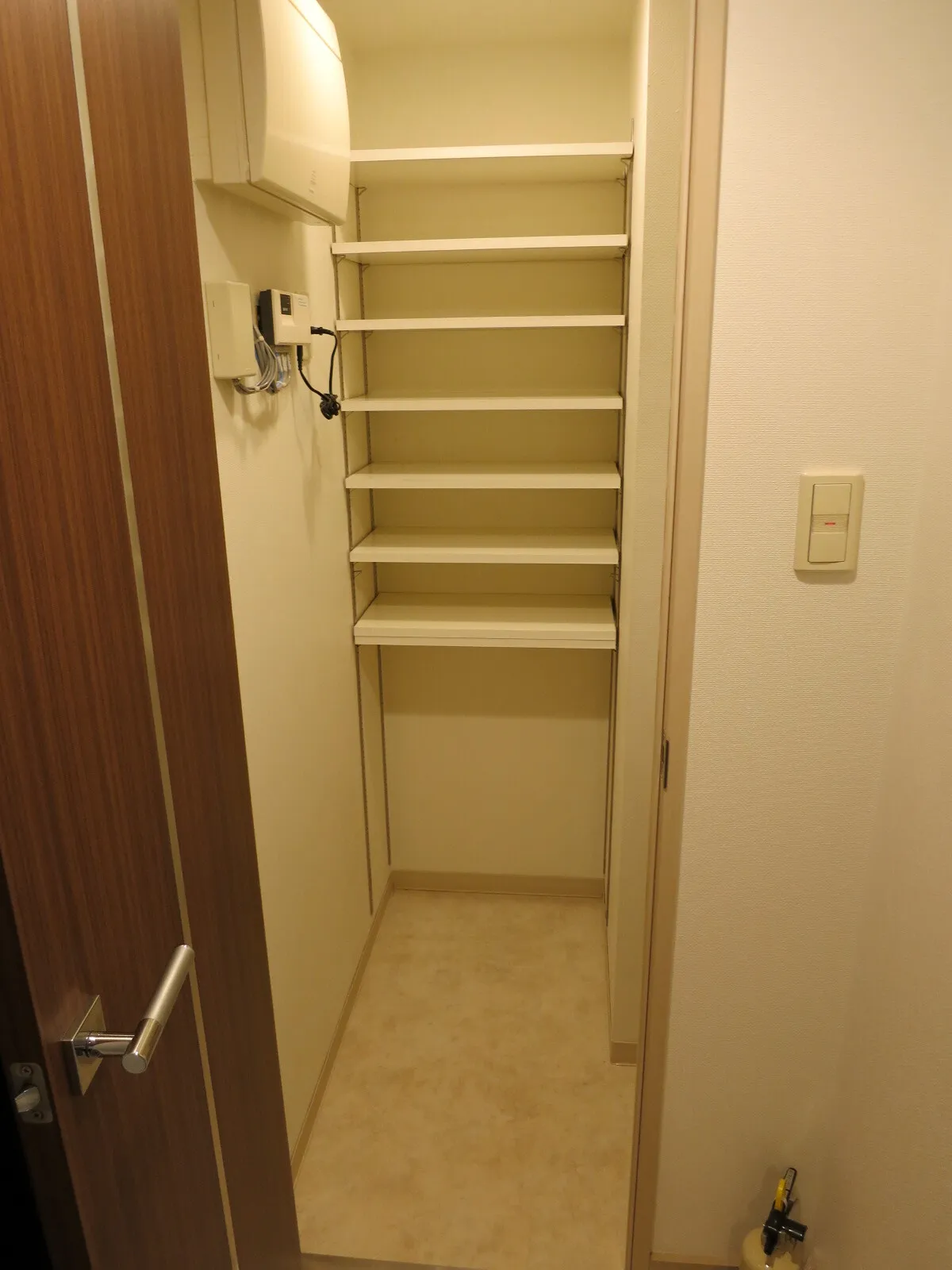 Doue Ginza East I - Interior - ["Building", "Fixture", "Door"]