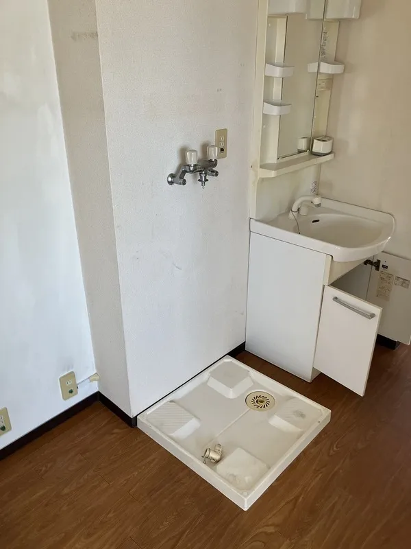 SkyFlat 10 - Interior - ["Flooring", "Floor", "Plumbing fixture"]