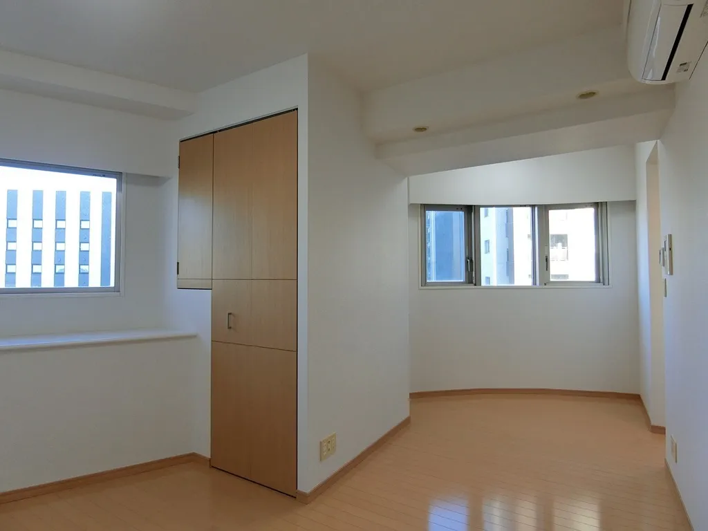Cross Residence Kamata - Interior - ["Wall", "Flooring", "Floor"]