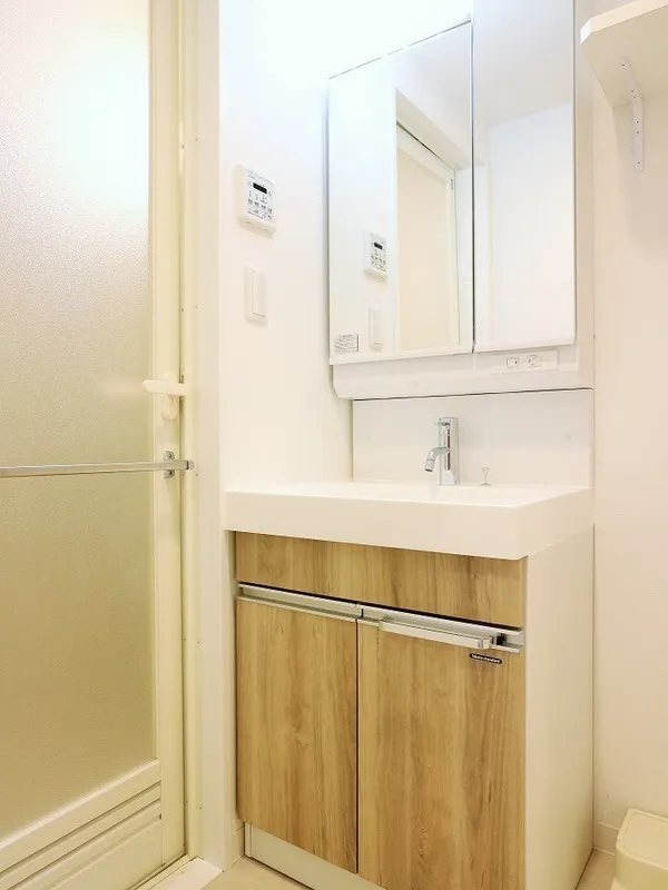 Le Fragrande Oshiage - Interior - ["Bathroom Sink", "Plumbing fixture", "Flooring"]