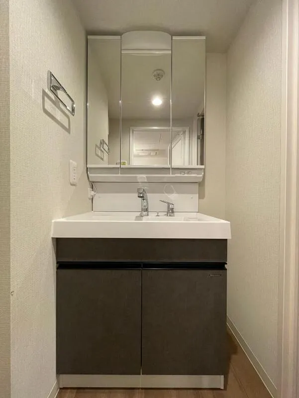LUMIEC un Toyocho - Interior - ["Plumbing fixture", "Bathroom Sink", "Flooring"]