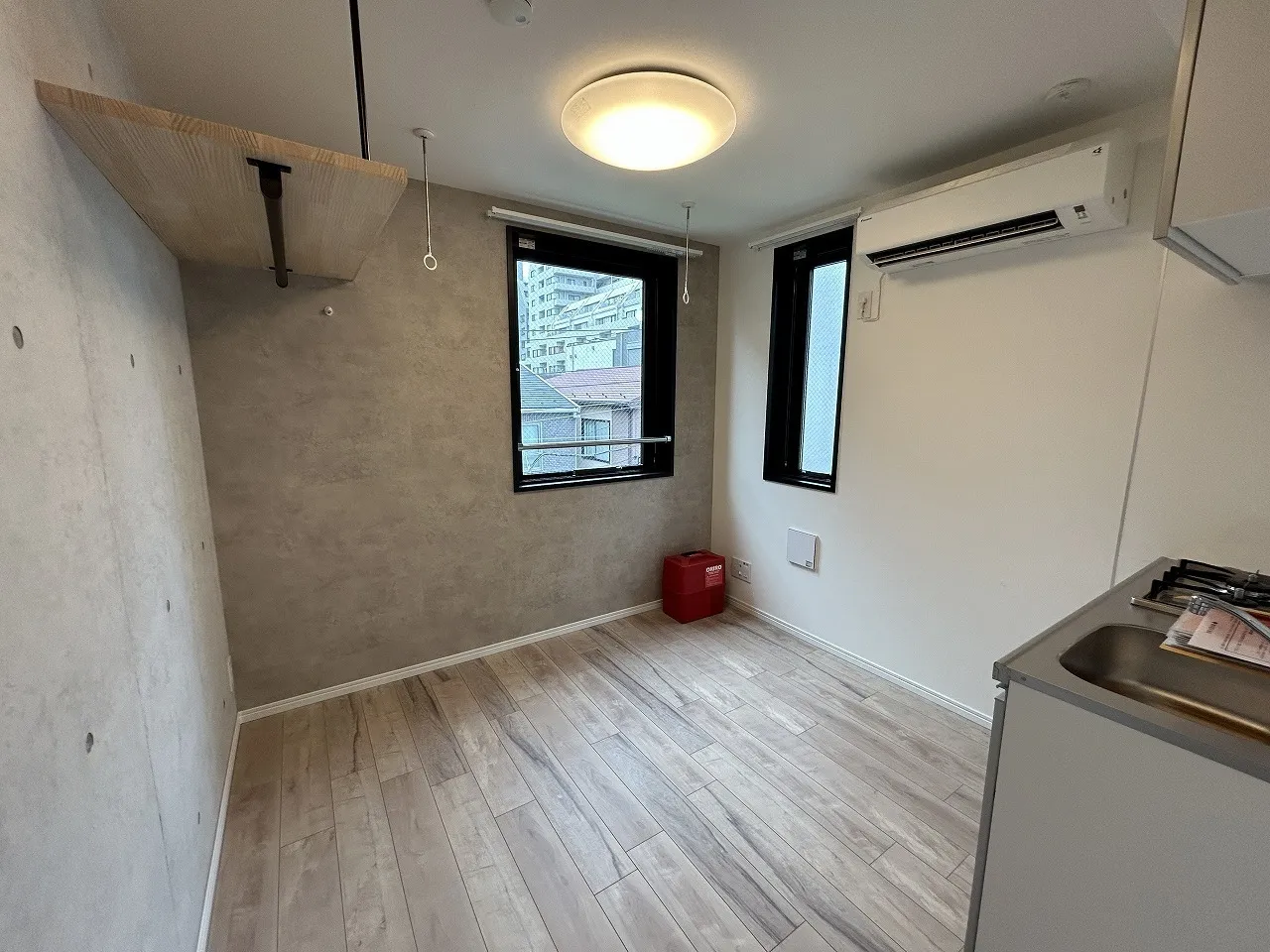 LiveFlat Sendagi - Interior - ["Property", "Window", "Gas stove"]