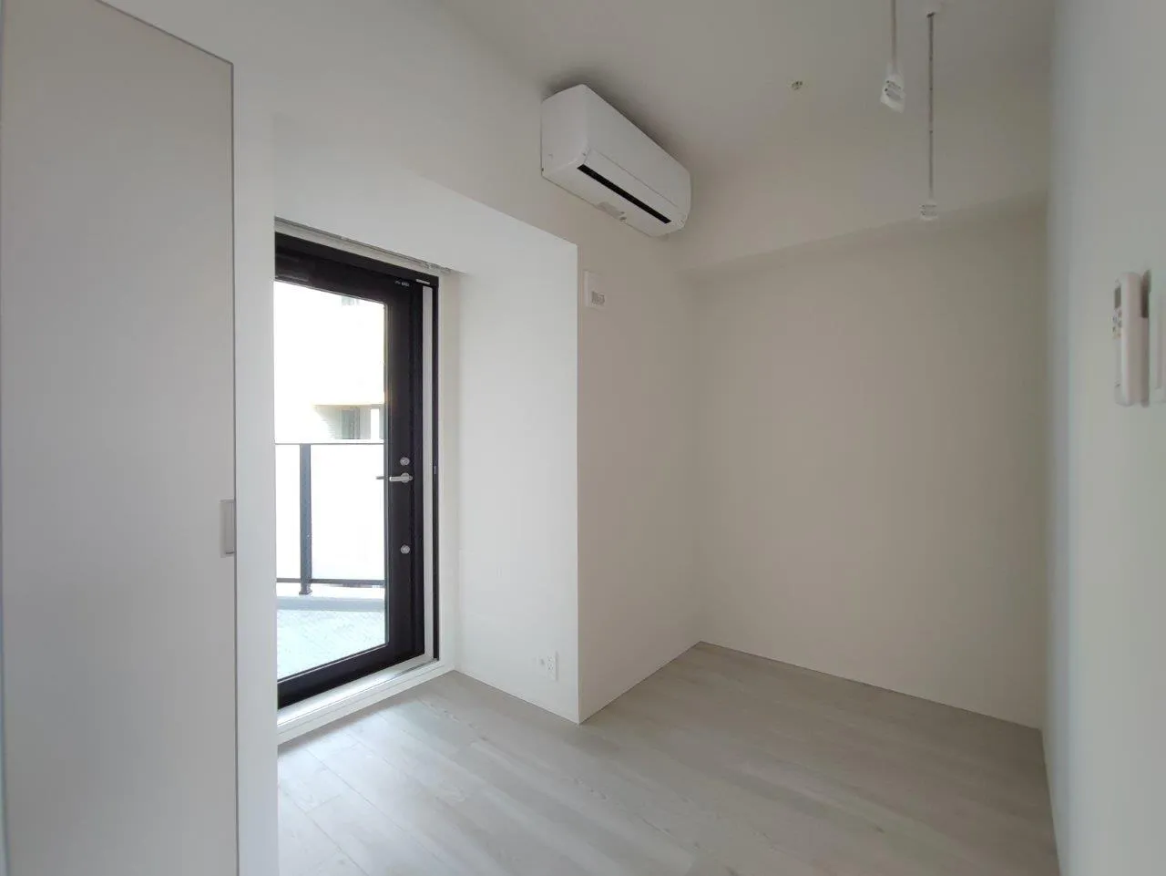 Cross Residence Takadanobaba - Interior - ["Window", "Building", "Fixture"]