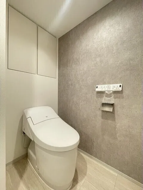 Stylio Kamata West - Interior - ["Toilet seat", "Toilet", "Flooring"]