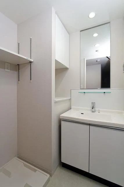 Merveille Magome - Interior - ["Mirror", "Sink", "Tap"]