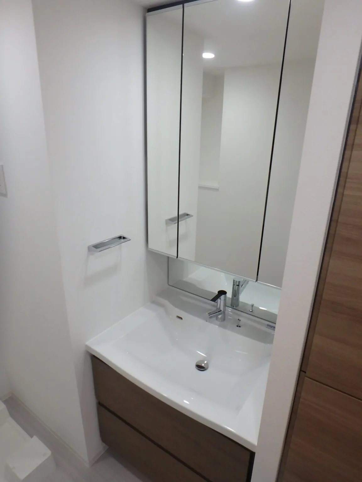 Orchid Residence Ueno - Interior - ["Mirror", "Sink", "Tap"]