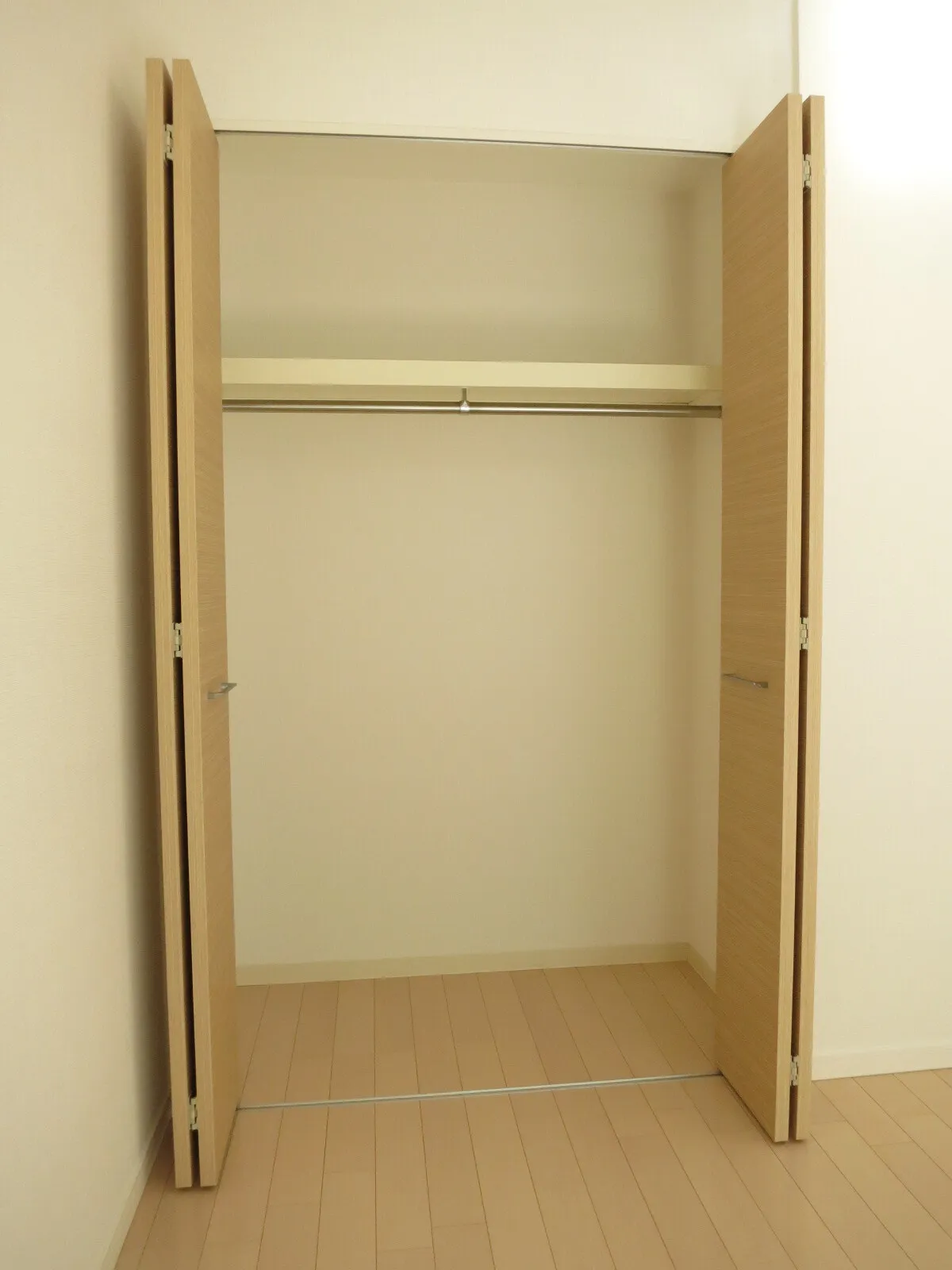 KDX Residence Oyama - Interior - ["Fixture", "Handle", "Flooring"]