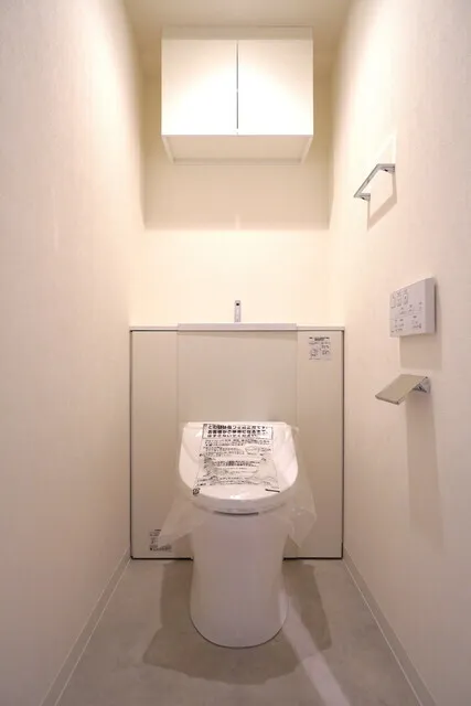 La Casa Hiroo - Interior - ["Flooring", "Toilet seat", "Floor"]