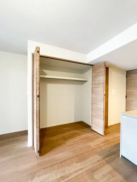 Preasvelta Minowa - Interior - ["Flooring", "Wood", "Floor"]