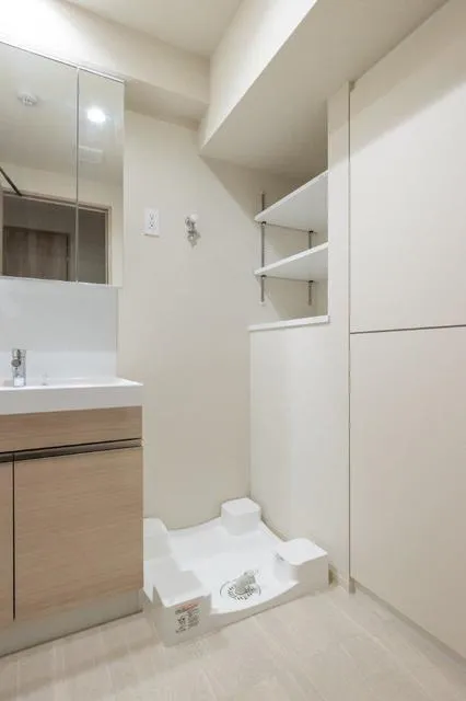 Geoent Ikebukuro - Interior - ["Building", "Bathroom cabinet", "Sink"]