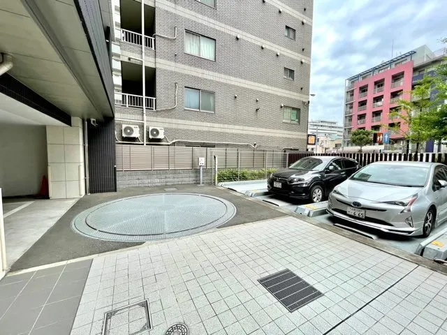 Residia Kamata V - Other - ["Land vehicle", "Car", "Building"]