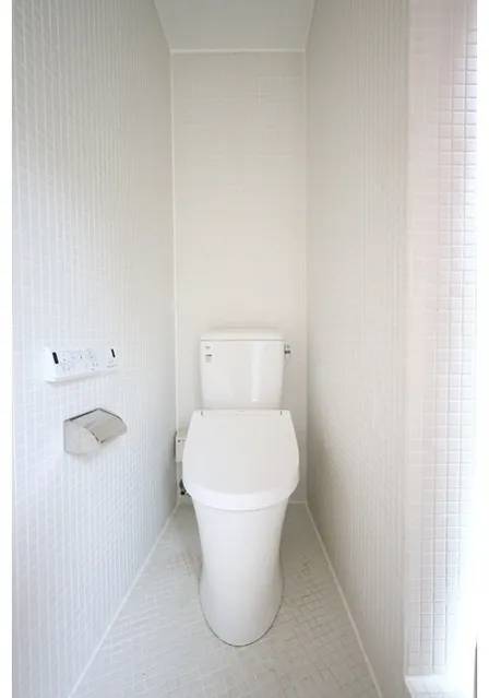 Treform - Interior - ["Toilet seat", "Toilet", "Bathroom"]