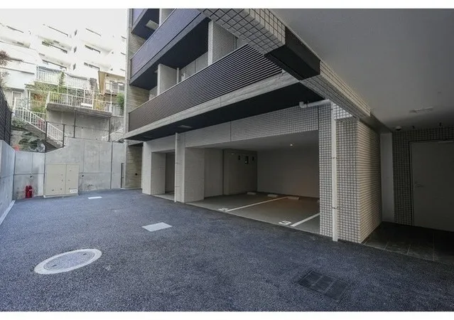 Lien Gotenyama - Other - ["Floor", "Silver", "Brutalist architecture"]