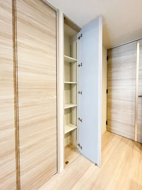 Preasvelta Minowa - Interior - ["Flooring", "Wood", "Floor"]