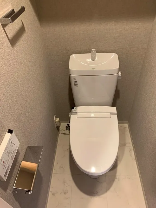 Doue Ryogoku III - Interior - ["Toilet seat", "Toilet", "Plumbing fixture"]