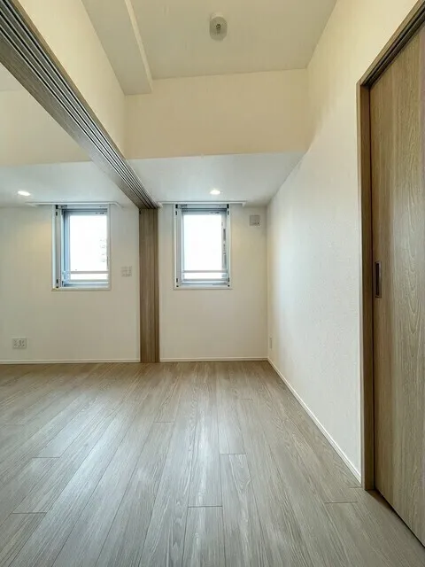 Stylio Kamata West - Interior - ["Flooring", "Wood", "Ceiling"]