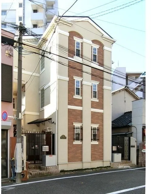 Milk Leak Eighty - Exterior - ["Property", "Residential area", "House"]