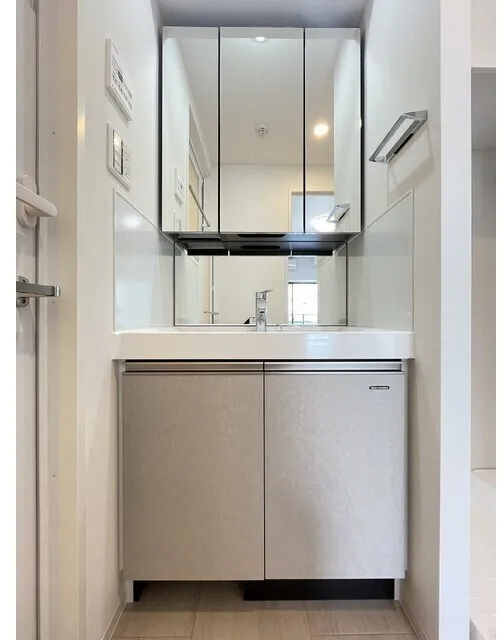 Comforia Nakakasai - Interior - ["Flooring", "Interior design", "Cabinetry"]