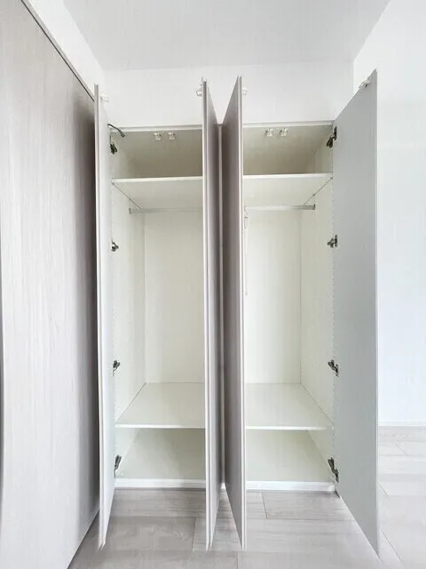 Season Flats Omorinishi - Interior - ["Wood", "Cupboard", "Wardrobe"]