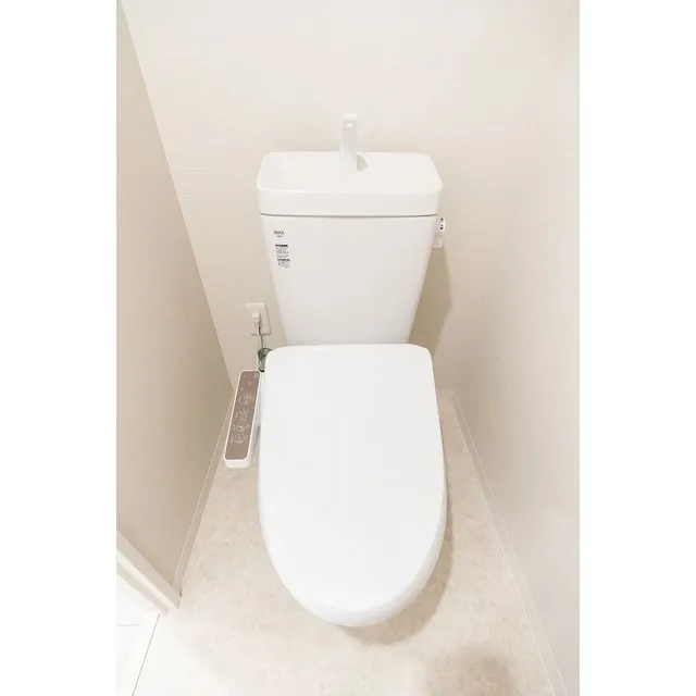 Comforia Oji - Interior - ["Toilet", "Wood", "Bathroom"]
