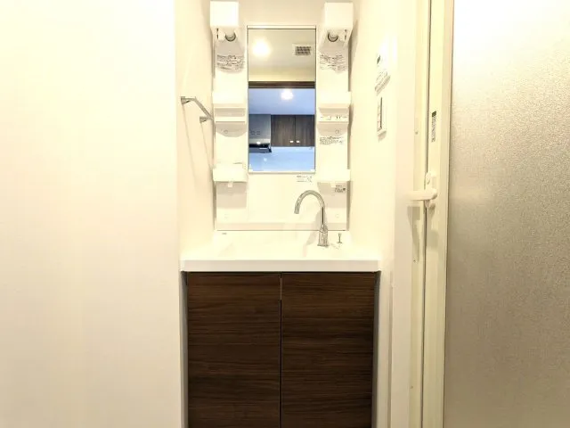 Harmony Residence Kamata Art Villa - Interior - ["Mirror", "Cabinetry", "Tap"]
