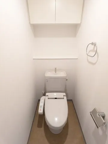 MG Meguro Station - Interior - ["Toilet seat", "Toilet", "Plumbing fixture"]
