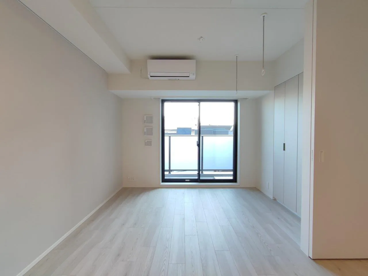 Cross Residence Takadanobaba - Interior - ["Window", "Building", "Fixture"]