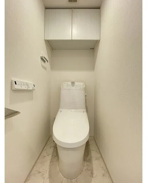 Comforia Liv Ueno - Interior - ["Toilet seat", "Flooring", "Toilet"]