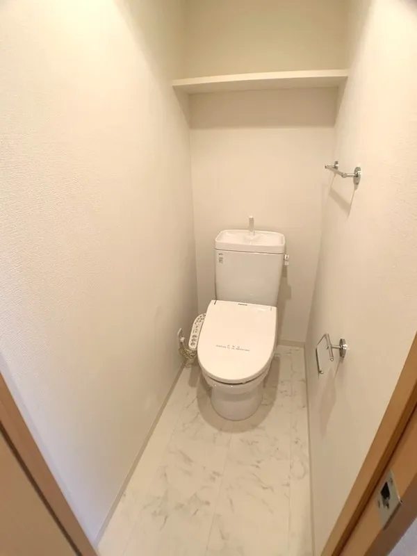 Due Sugamo - Interior - ["Toilet seat", "Toilet", "Flooring"]