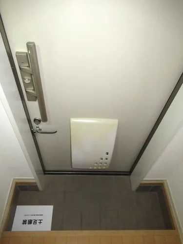 Idea Minami Aoyama - Interior - ["Household hardware", "Door handle", "Tile Flooring"]