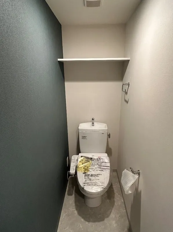 WORVE Suita Esaka - Interior - ["Toilet seat", "Toilet", "Flooring"]