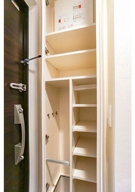 Due Kameido - Interior - ["Wood", "Door", "Cupboard"]