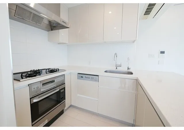 Comforia Shinjuku East Side Tower - Interior - ["Flooring", "Kitchen", "Apartment"]