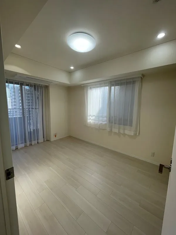 Shiba West - Interior - ["Building", "Fixture", "Window"]