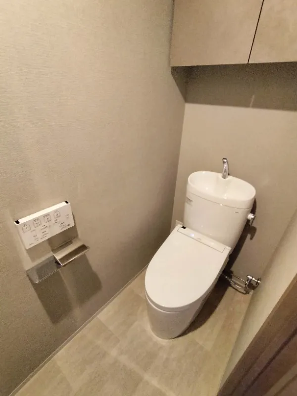 Season Flats Shin-Okachimachi East - Interior - ["Toilet seat", "Toilet", "Flooring"]