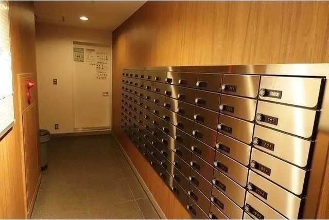LOOP-M - Exterior - ["Door", "Shelf", "Wood"]