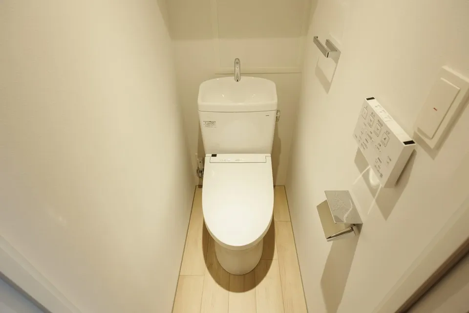 Hmlet Nakano Honcho - Interior - ["Toilet seat", "Toilet", "Plumbing fixture"]
