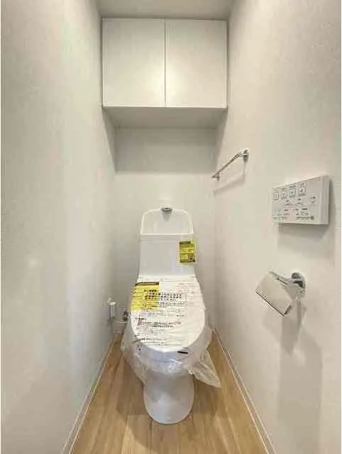 Due Otorii WEST - Interior - ["Toilet seat", "Toilet", "Plumbing fixture"]