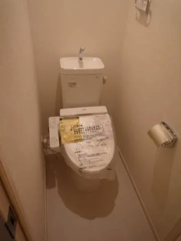 Barmy Place Oji II - Interior - ["Toilet seat", "Toilet", "Plumbing fixture"]
