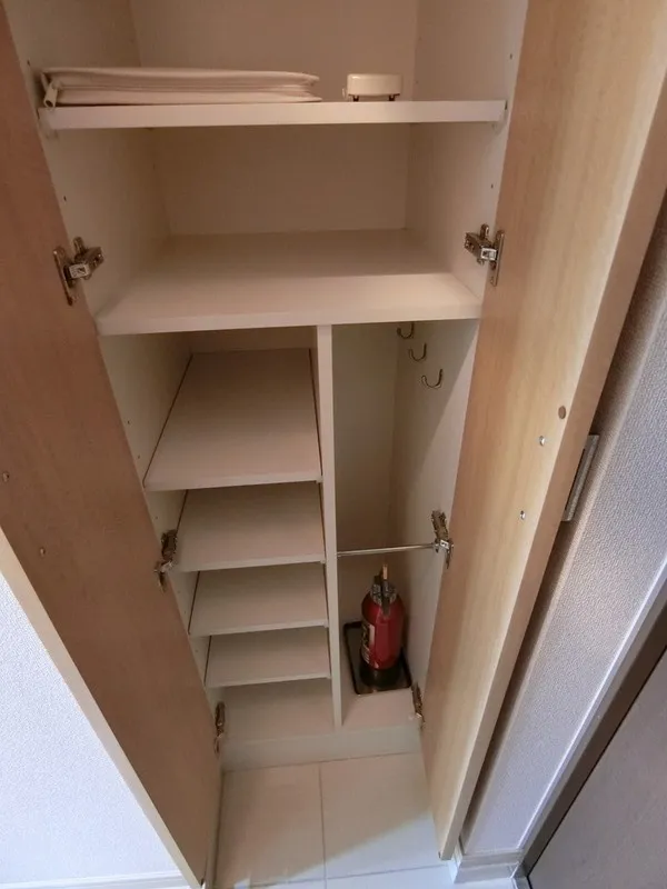 Cross Residence Kamata - Interior - ["Shelving", "Wood", "Flooring"]