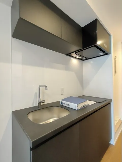 Comforia Kamimeguro - Interior - ["Mirror", "Sink", "Tap"]